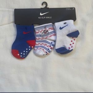 NIKE NEW BORN~ UNISEX BABY~ NO SLIP SOCKS 6-12 MON